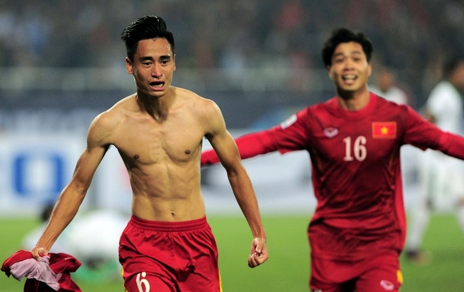 Vu Minh Tuan nen noi dau mat cha va ghi ban hinh anh