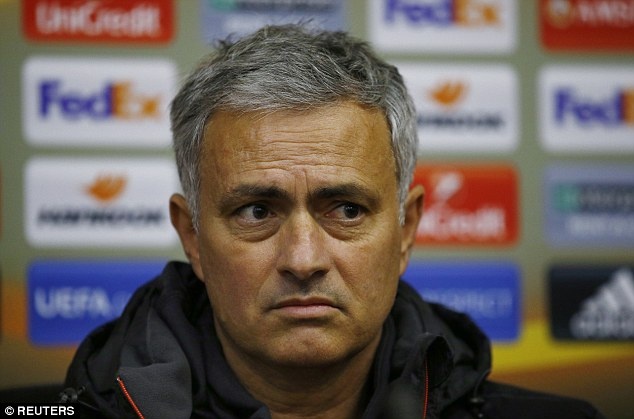 Mourinho buc tuc vi mat san dong bang hinh anh