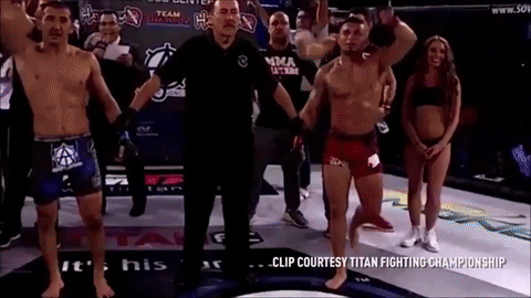 Buc tuc vi thua tran, vo si vo tinh dam manh vao mat co gai hinh anh