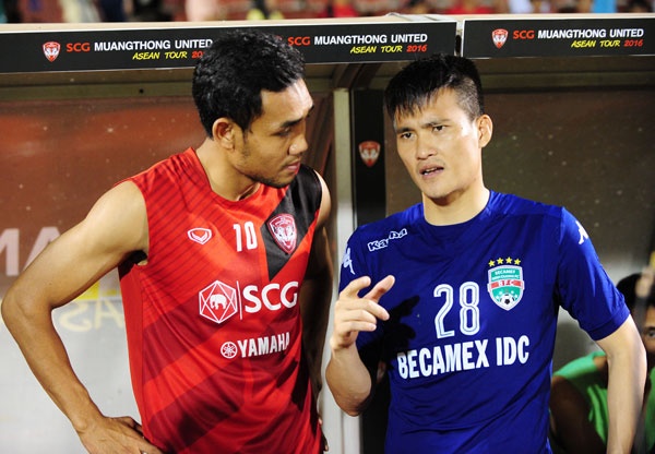 Teerasil Dangda sanh vai Cong Vinh o AFF Cup hinh anh