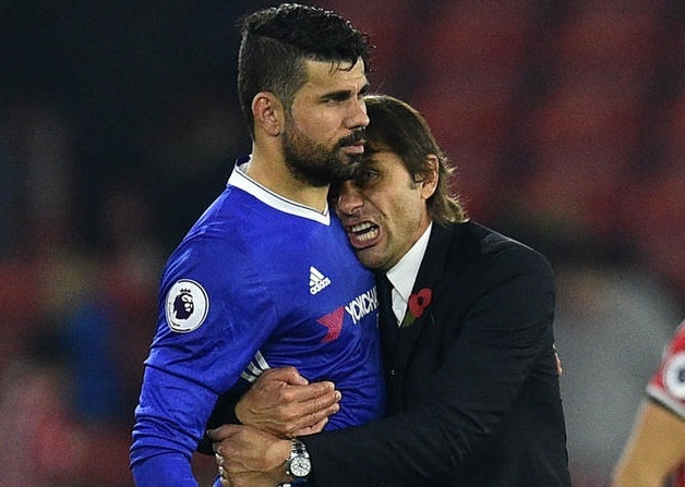 Ly giai vi sao Conte cho Costa uong bia hinh anh