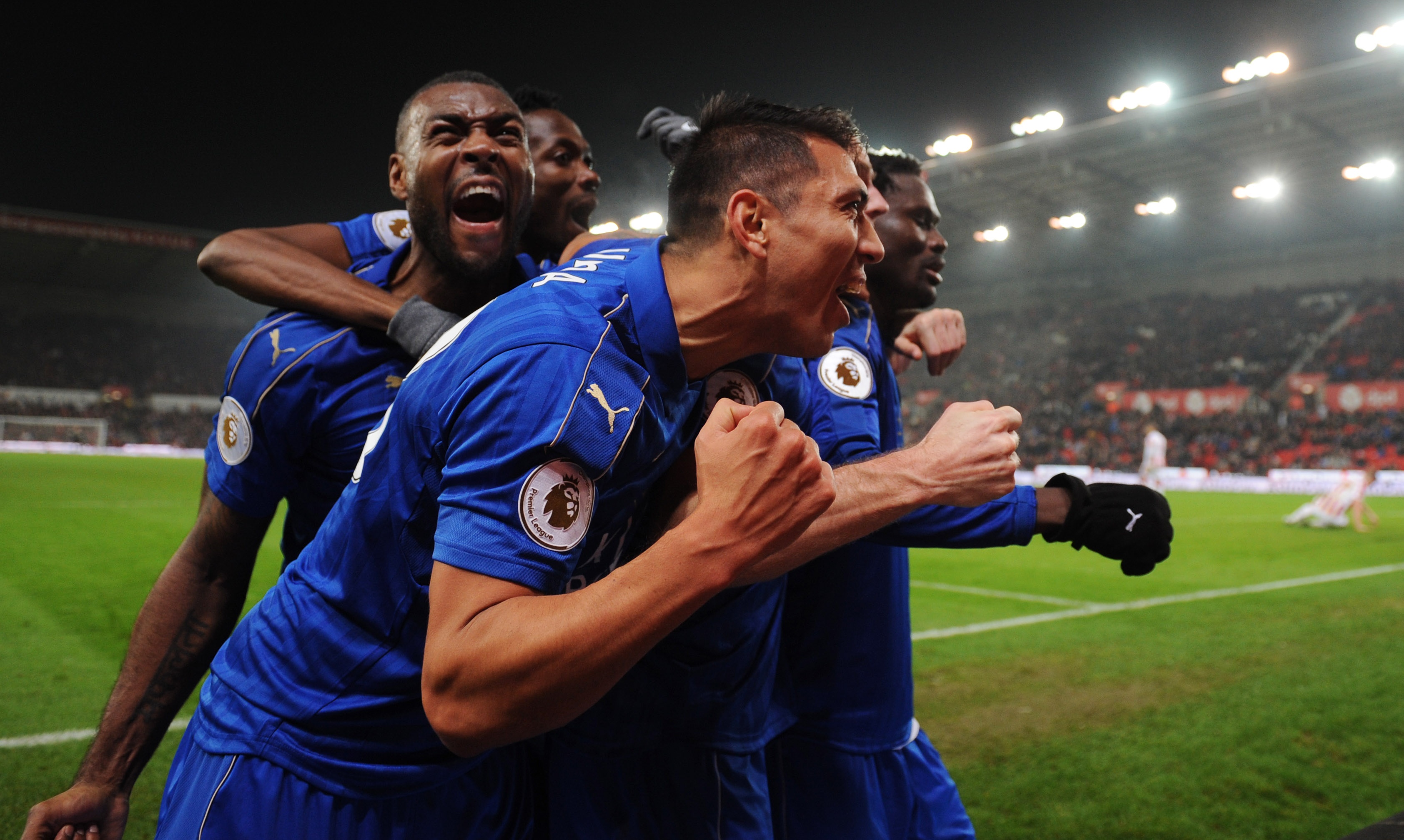 Leicester hoa kich tinh du bi dan 2-0 va da thieu nguoi hinh anh