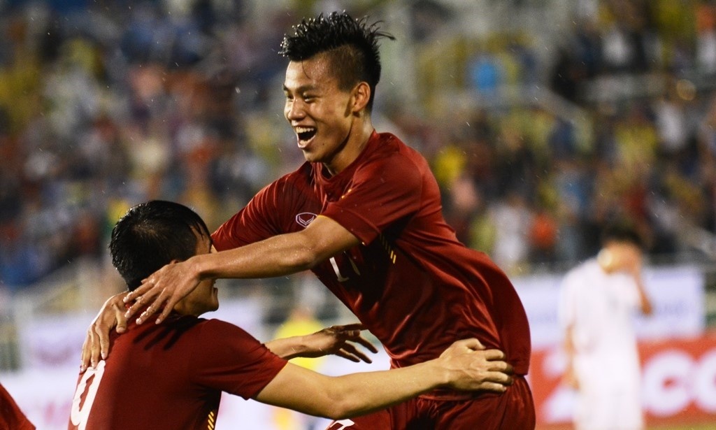 Viet Nam gop 2 dai dien trong doi hinh tieu bieu AFF Cup hinh anh