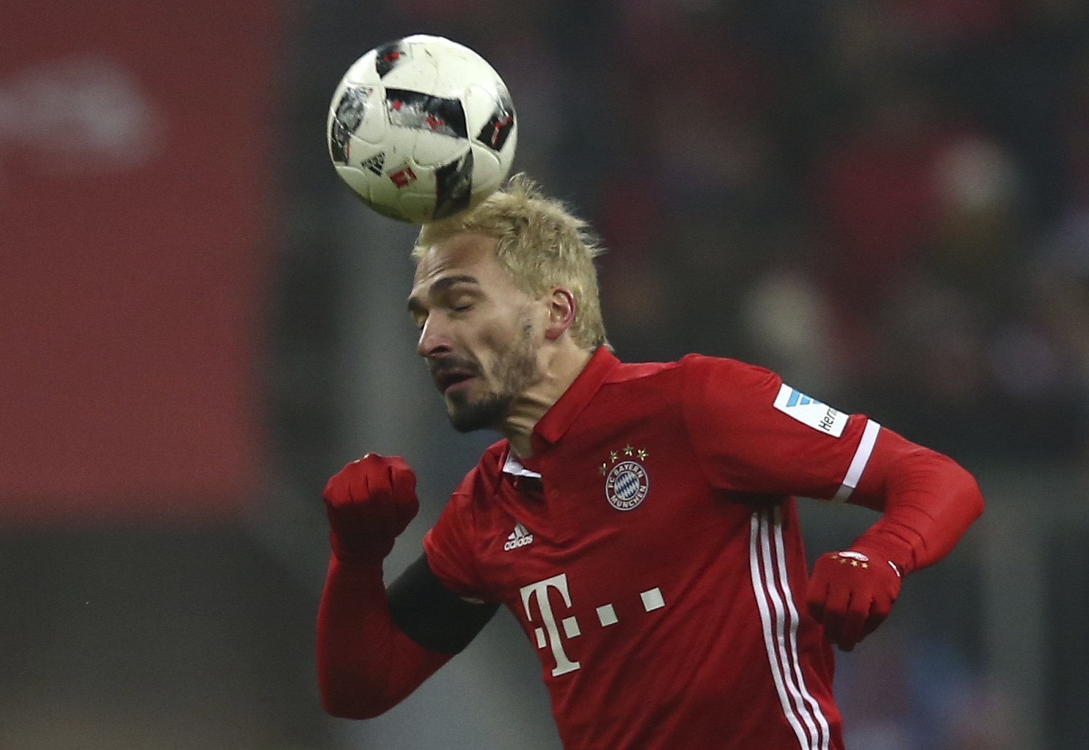 Mats Hummels trinh lang mau toc vang la mat hinh anh