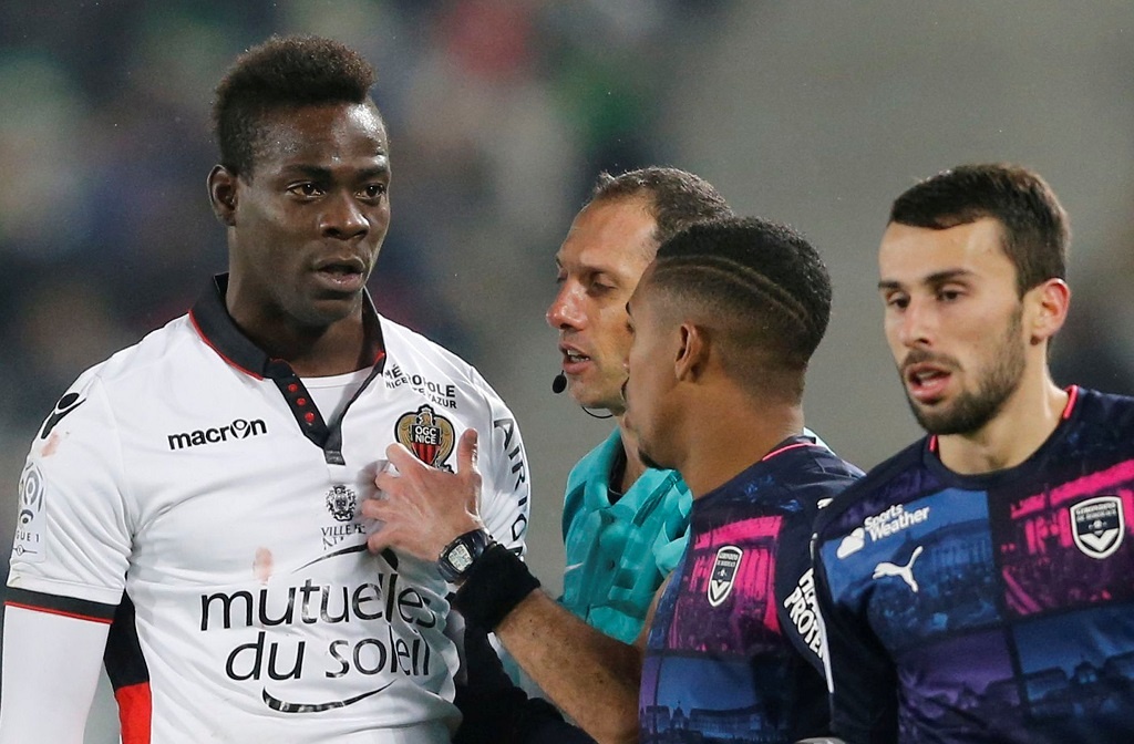 Balotelli dinh the do, Nice bi duoi 2 nguoi phut bu gio hinh anh