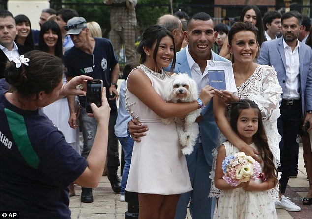 Tevez lam dam cuoi anh 1