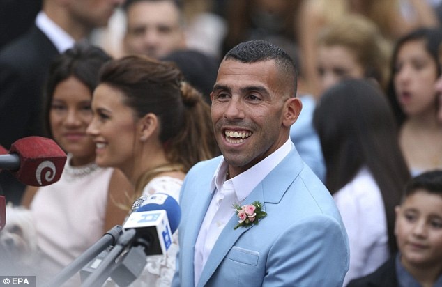 Tevez lam dam cuoi anh 2