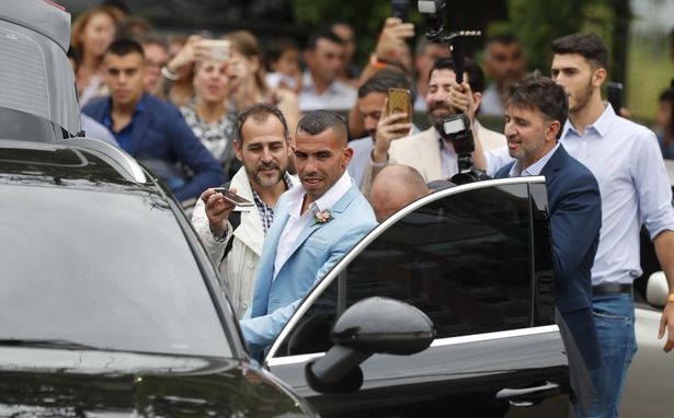 Tevez lam dam cuoi anh 6