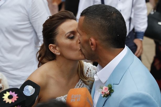 Tevez len xe hoa voi nguoi yeu tu hoi tuoi teen hinh anh