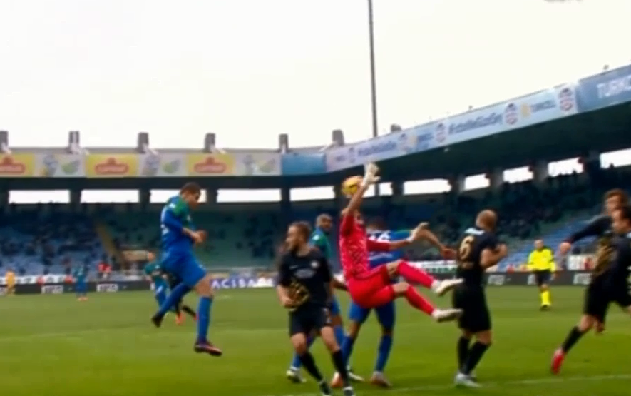 Trọng tài Cakir thổi penalty ma ảnh 1 Trong tai Cakir thoi penalty ma anh 1