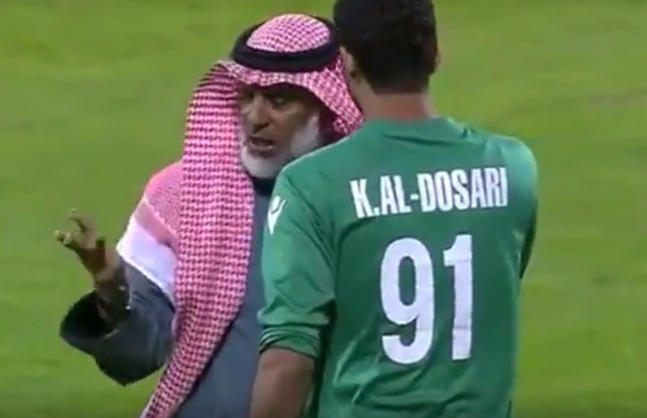 Cau thu quy goi xin loi cha hinh anh