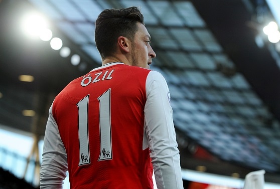 Trong 100 tran, Oezil kien tao chi kem 1 huyen thoai MU hinh anh