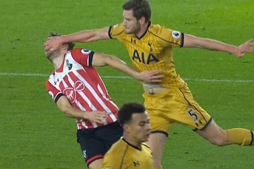 trong tai Mike Dean la fan Tottenham anh 1