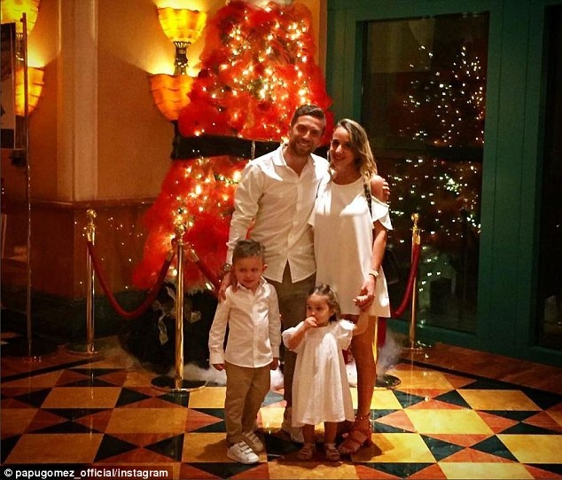 Cau thu xoac bong voi con trai anh 1