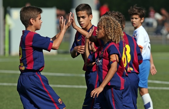 U12 Barca mat 8 giay de choc thung luoi U12 Real hinh anh