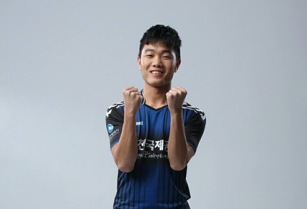 Xuan Truong bieu thi thai do chuyen nghiep voi Incheon hinh anh