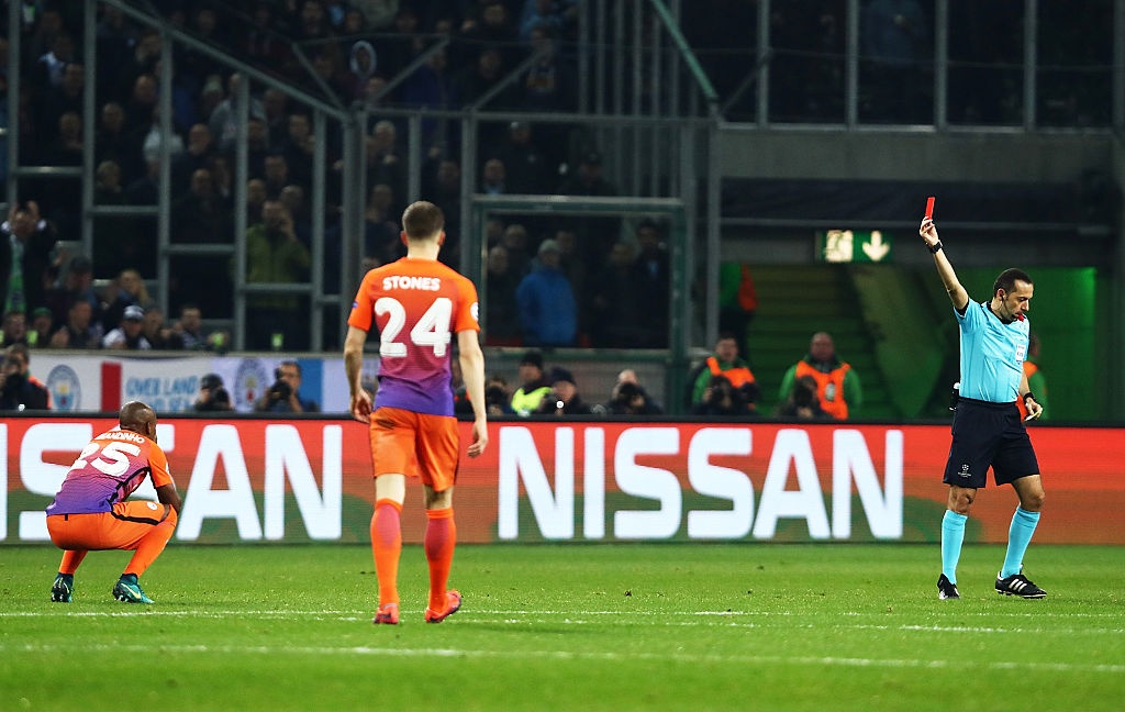 Fernandinho dính 3 thẻ đỏ ảnh 6 Fernandinho dinh 3 the do anh 6