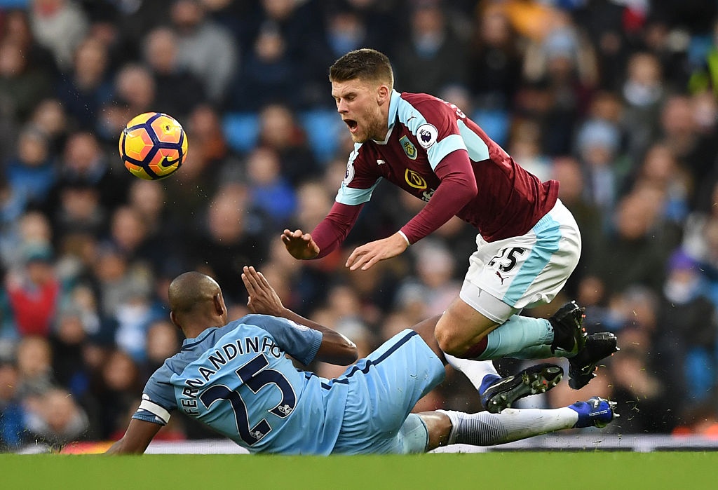 Fernandinho nhan 3 the do sau nua mua giai hinh anh