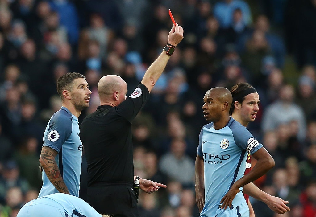 Fernandinho dính 3 thẻ đỏ ảnh 2 Fernandinho dinh 3 the do anh 2