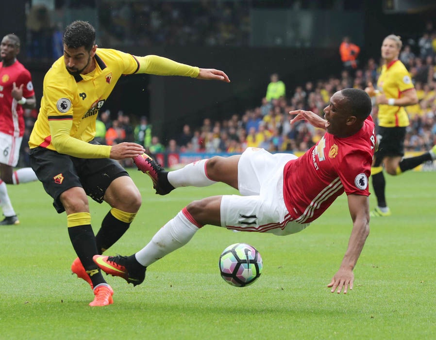 14 quyet dinh bat loi cho MU anh 4