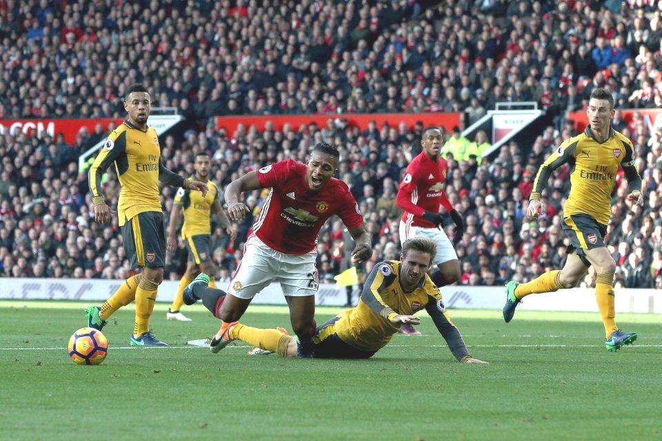 14 quyet dinh bat loi cho MU anh 8