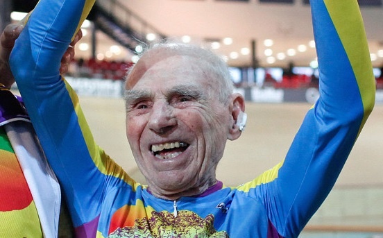 Cu ong 105 tuoi pha ky luc the gioi ve dap xe hinh anh