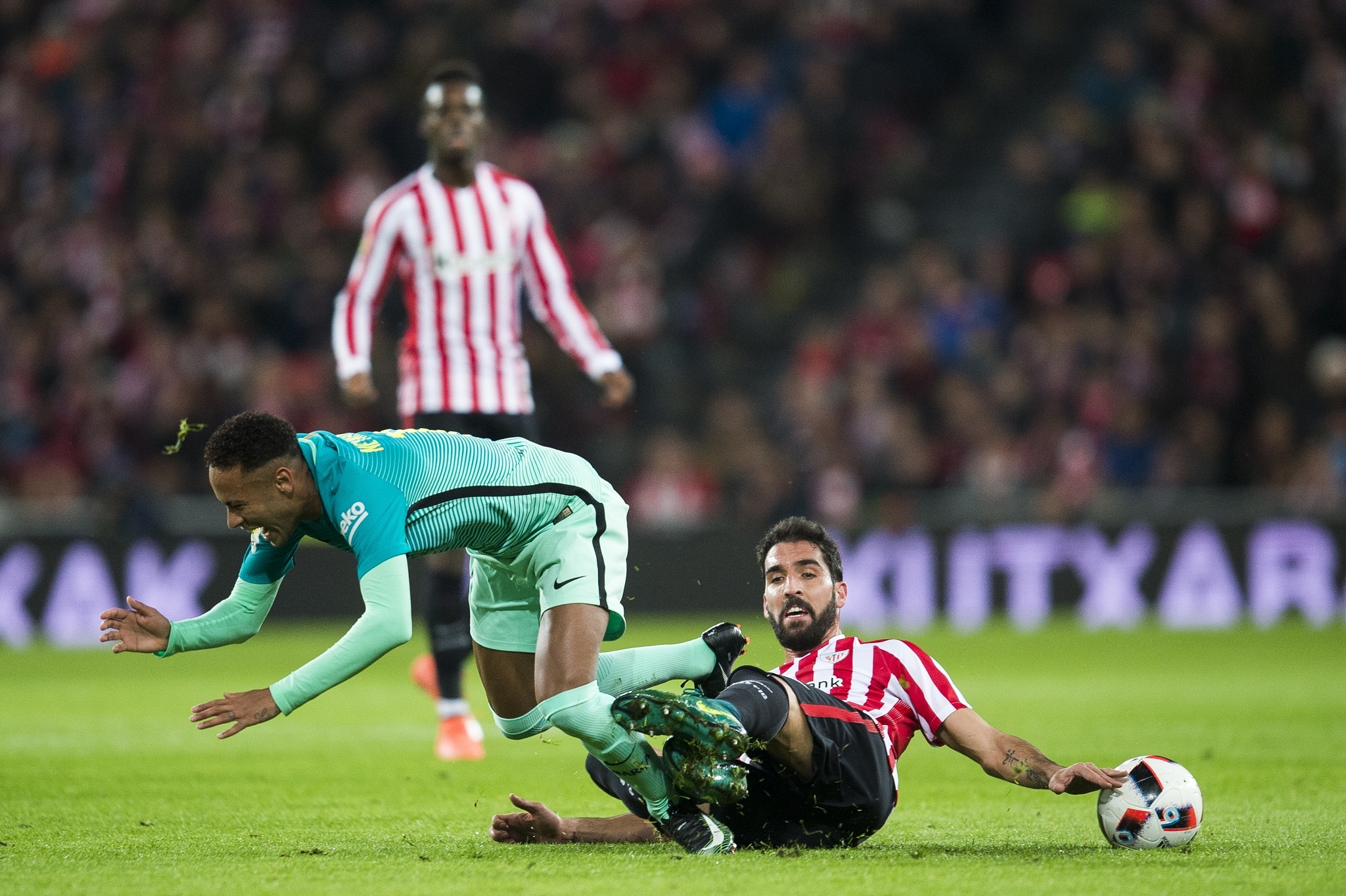 Tran Bilbao vs Barcelona anh 9