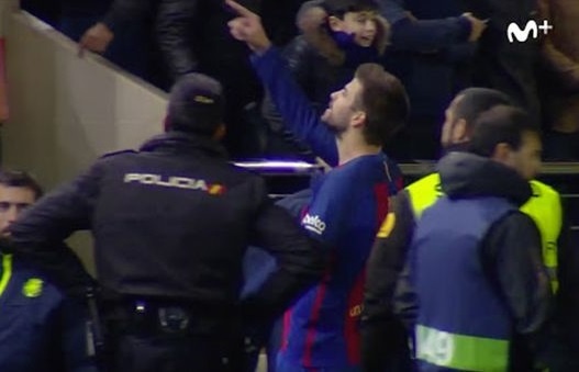 Pique quat chu tich La Liga ngoi tren khan dai hinh anh