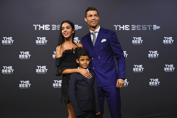 Ronaldo tinh cam voi ban gai o le trao giai FIFA hinh anh