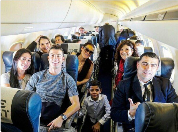 Ronaldo đoạt giải cầu thủ xuất sắc nhất FIFA ảnh 1 Ronaldo doat giai cau thu xuat sac nhat FIFA anh 1