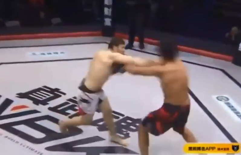 Vo si bi dam knock-out sau 3 giay hinh anh