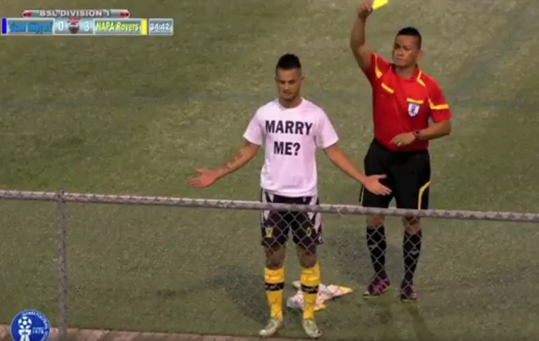 Ghi ban ‘xe dap chong nguoc’ roi lot ao cau hon ban gai hinh anh