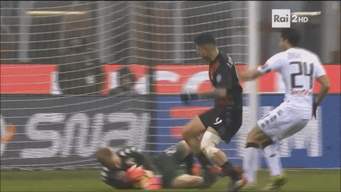 Mat Joe Hart sung vu, ma bi rach vi cu dap cua doi thu hinh anh