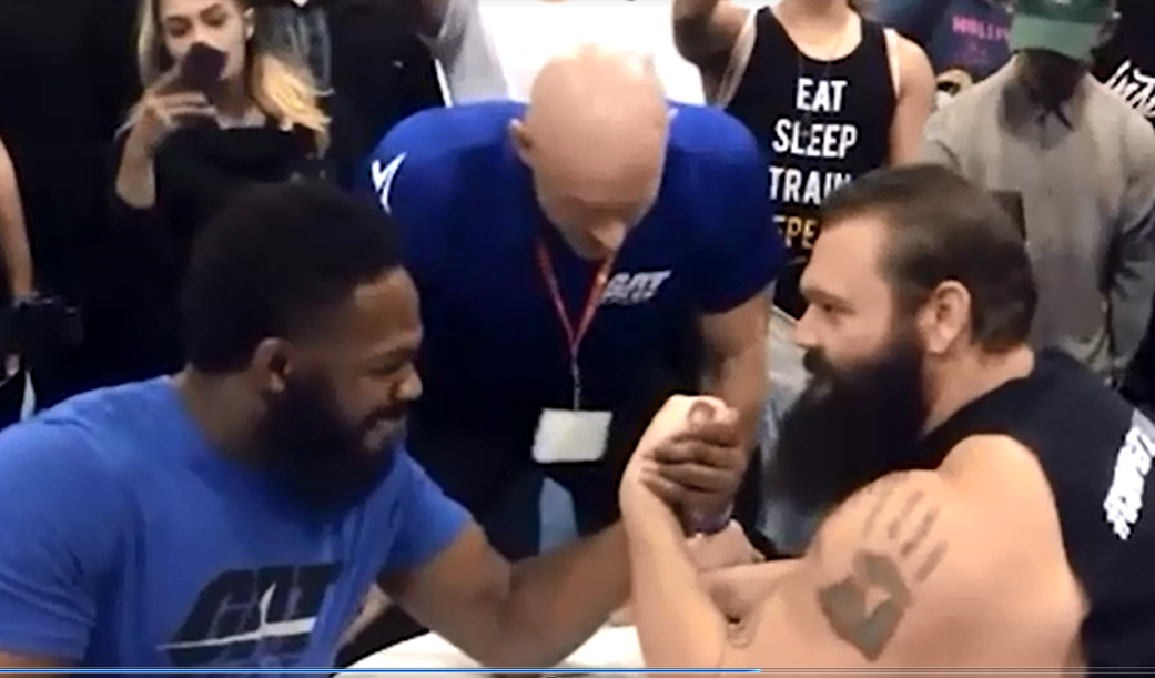 Sieu sao MMA 'tai mat' khi vat tay voi luc si cu ta hinh anh