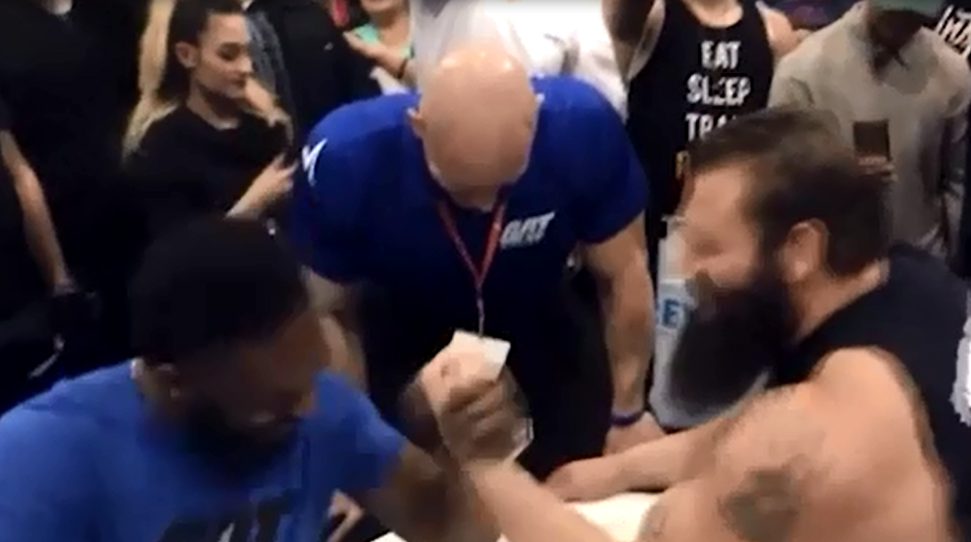 Võ sĩ MMA đấu vật tay với VĐV cử tạ ảnh 1 Vo si MMA dau vat tay voi VDV cu ta anh 1