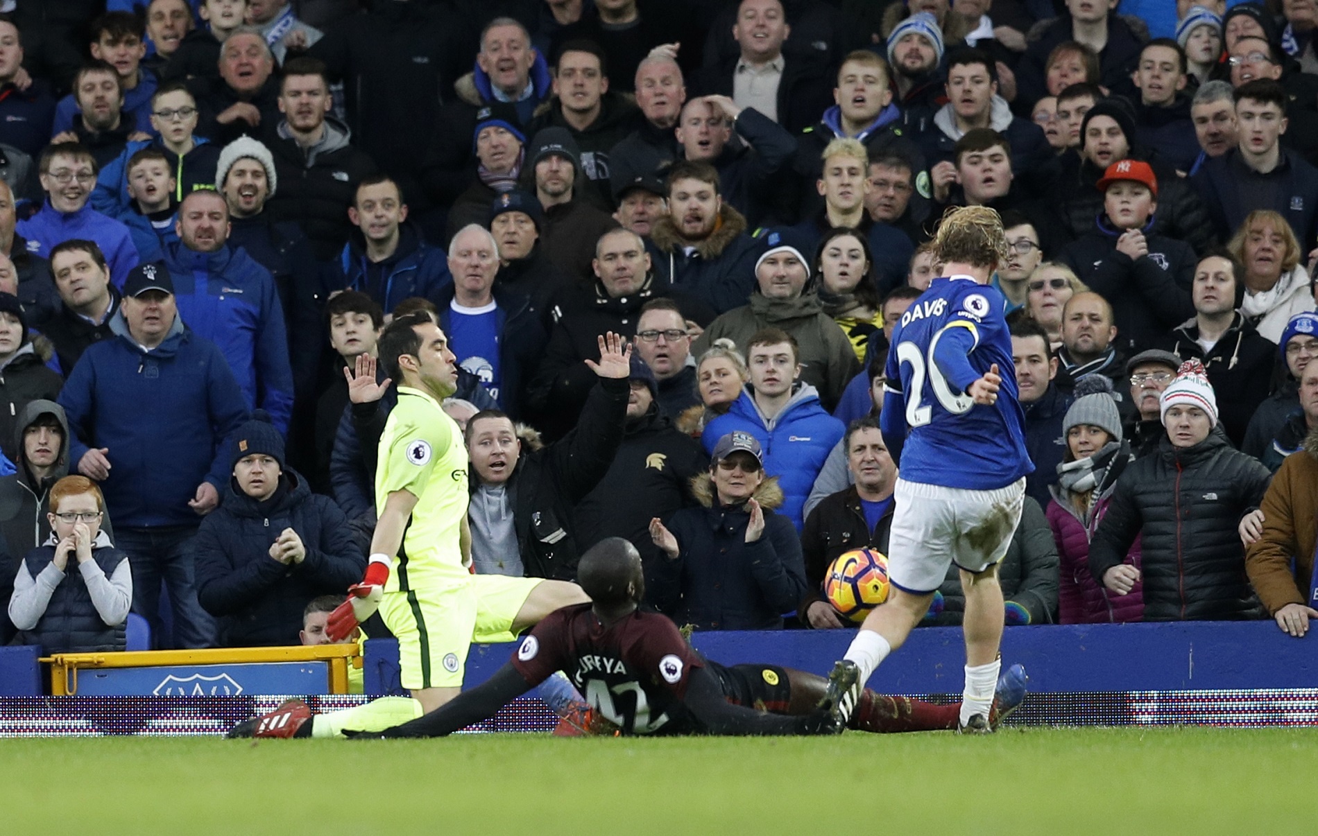 tran Everton vs Man City anh 13