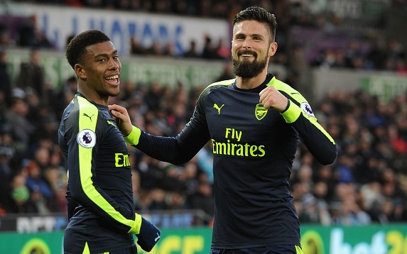 Arsenal thang dam, Iwobi khien doi thu phan luoi 2 lan hinh anh