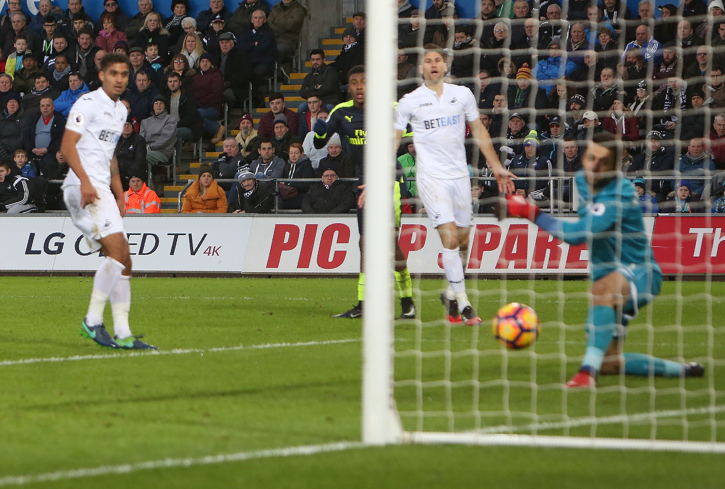 Tran Swansea vs Arsenal anh 5