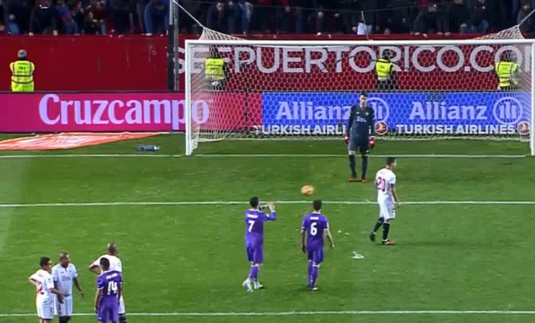 Ronaldo nem bong vao lung doi thu, an va kiem phat den hinh anh