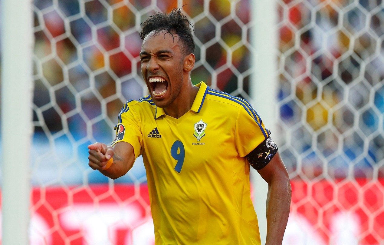 Nguoi hung Aubameyang lai giai cuu tuyen nha hinh anh