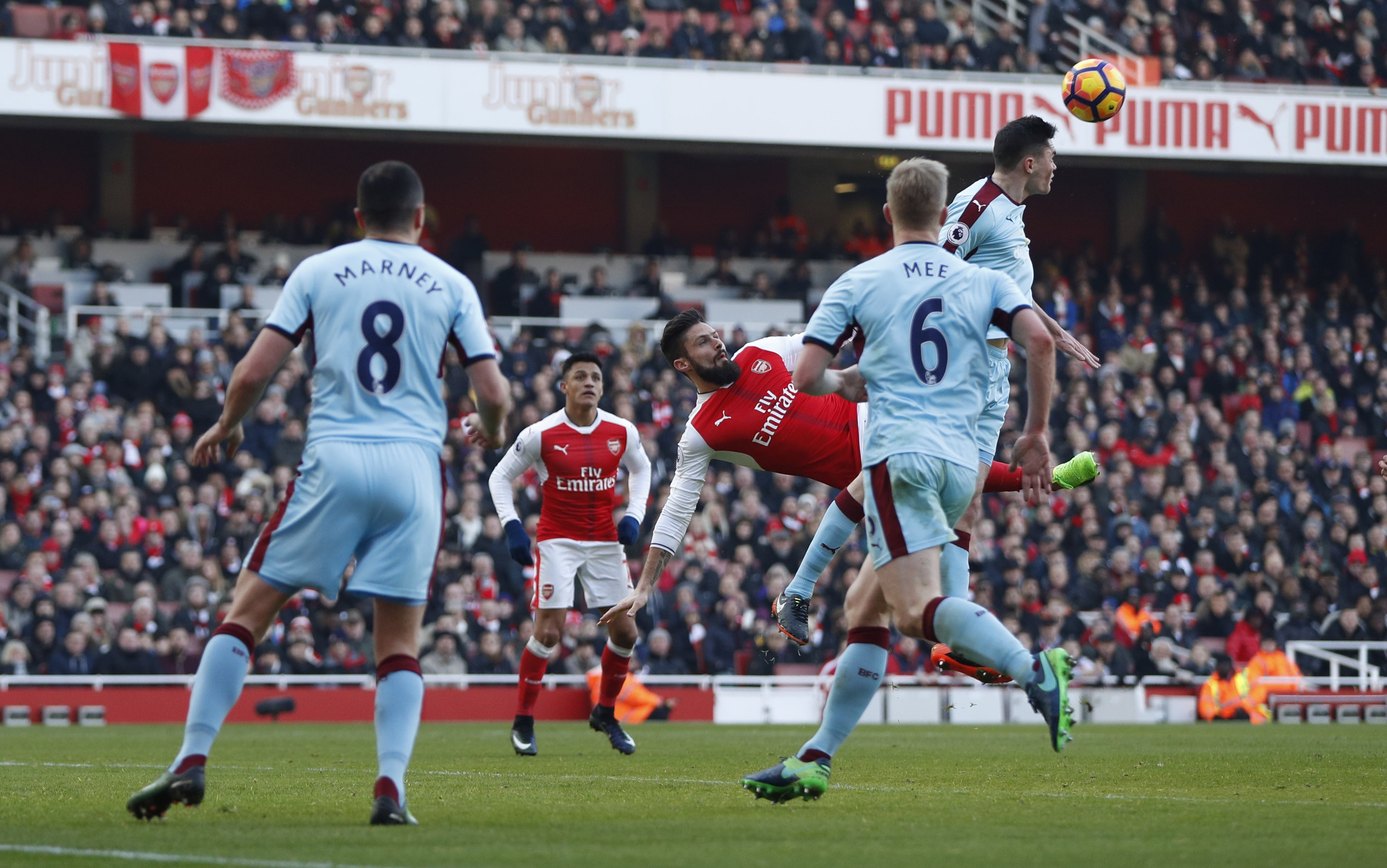 Tran Arsenal vs Burnley anh 1