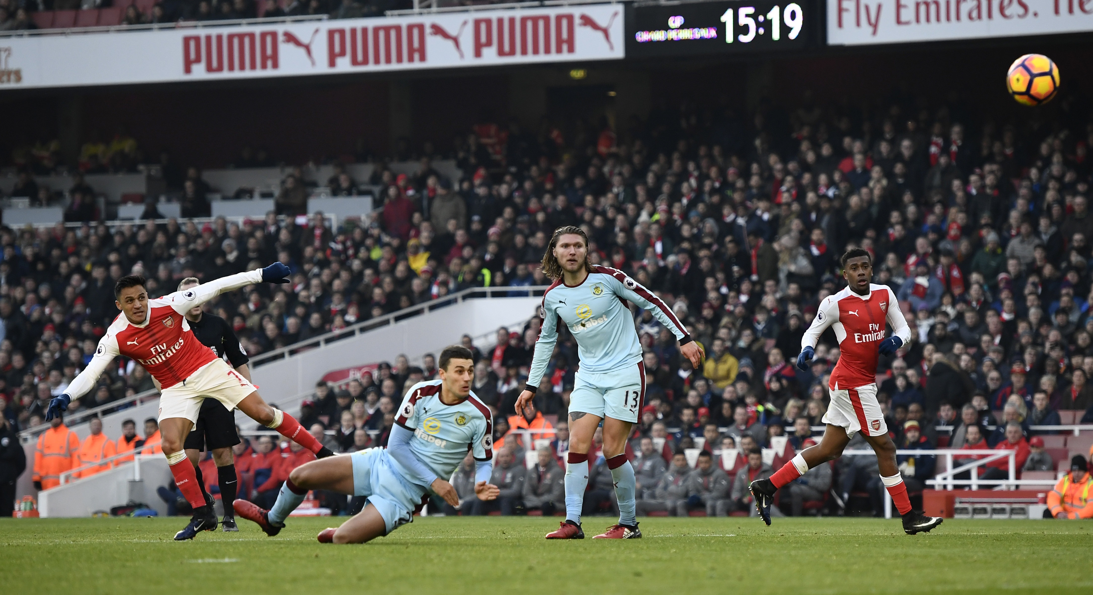 Tran Arsenal vs Burnley anh 4