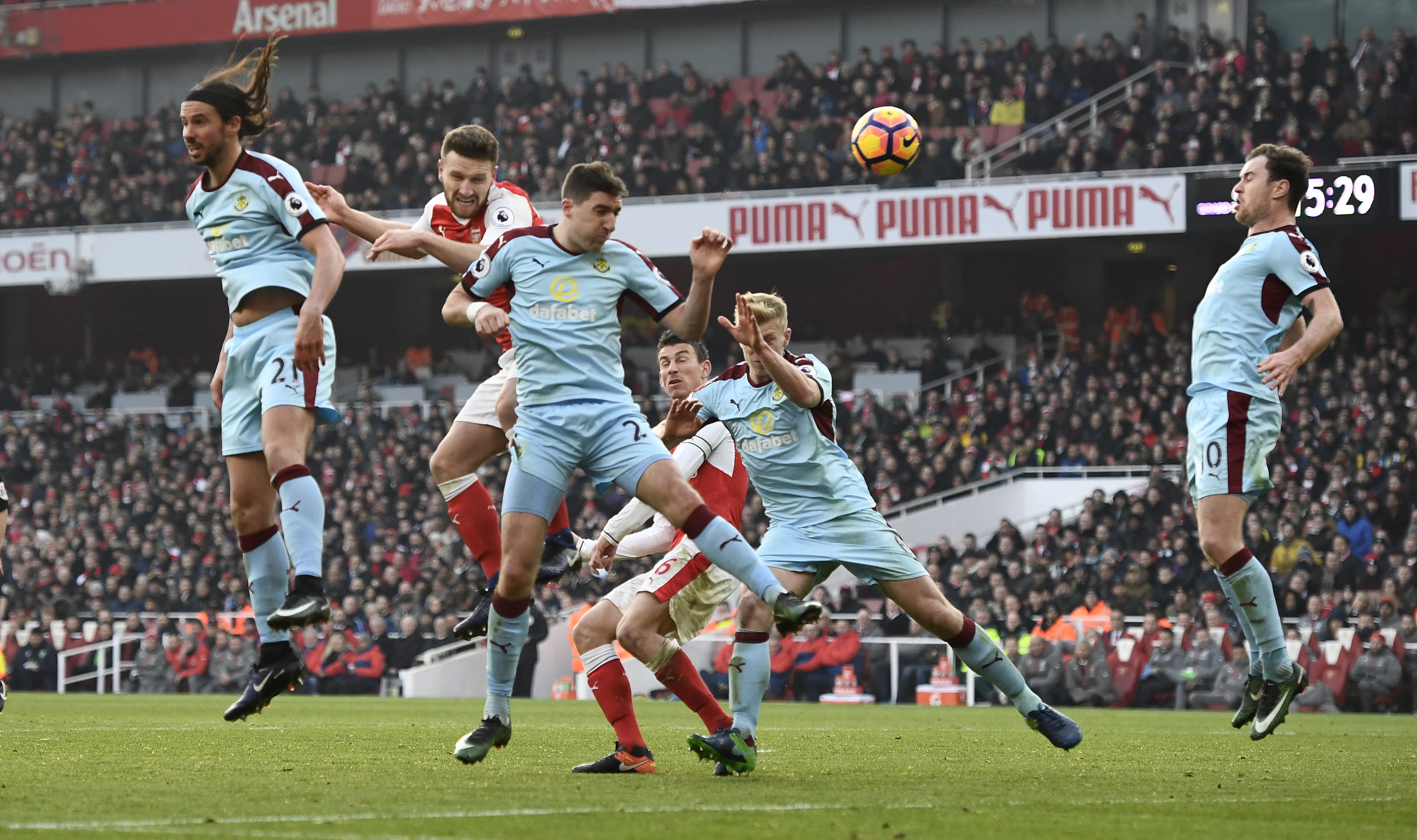 Tran Arsenal vs Burnley anh 6