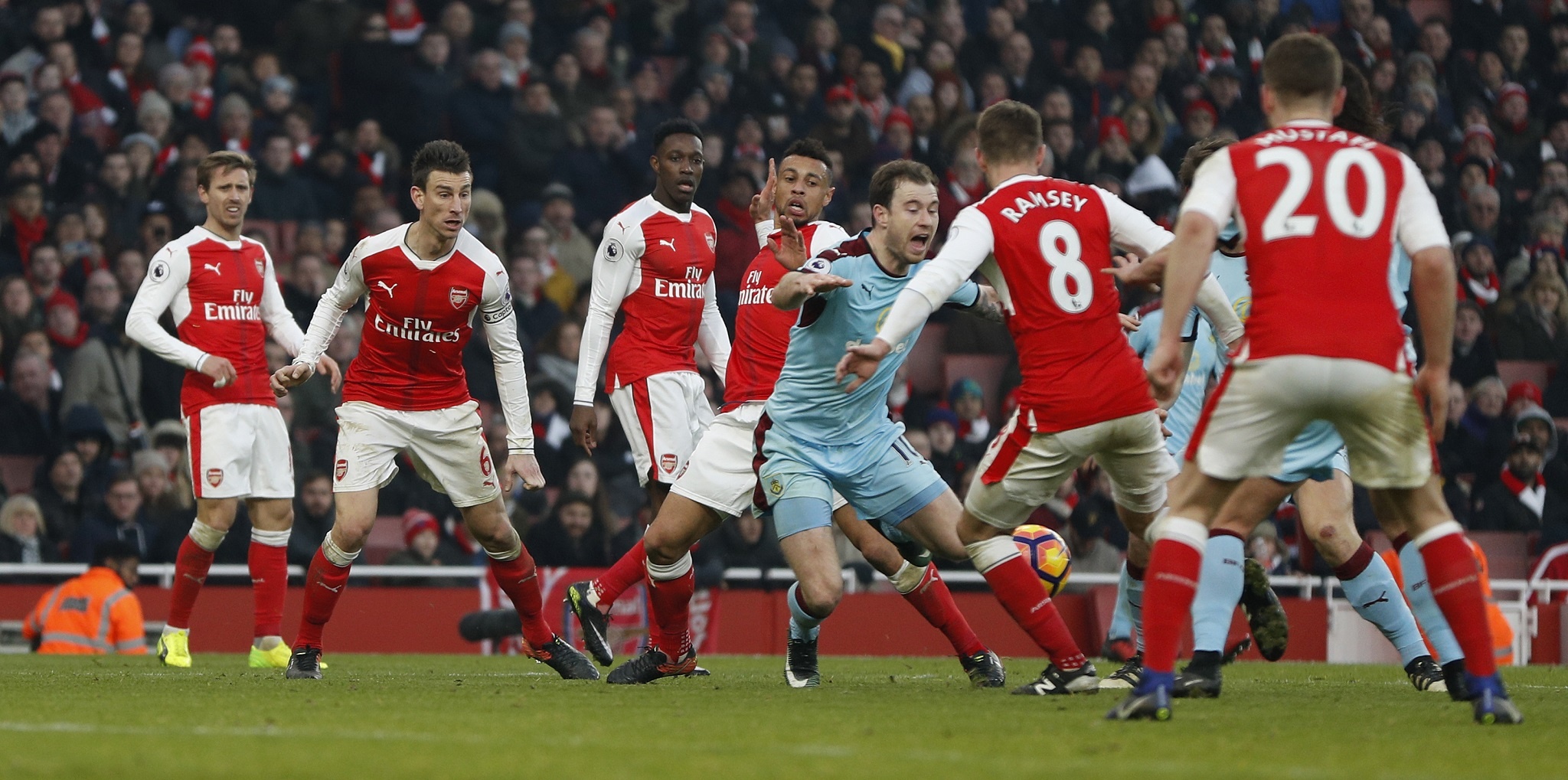 Tran Arsenal vs Burnley anh 10