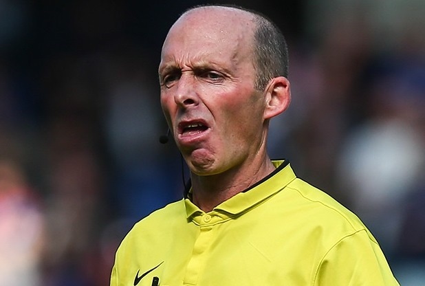 Trong tai Mike Dean tao be boi dang xau ho hinh anh