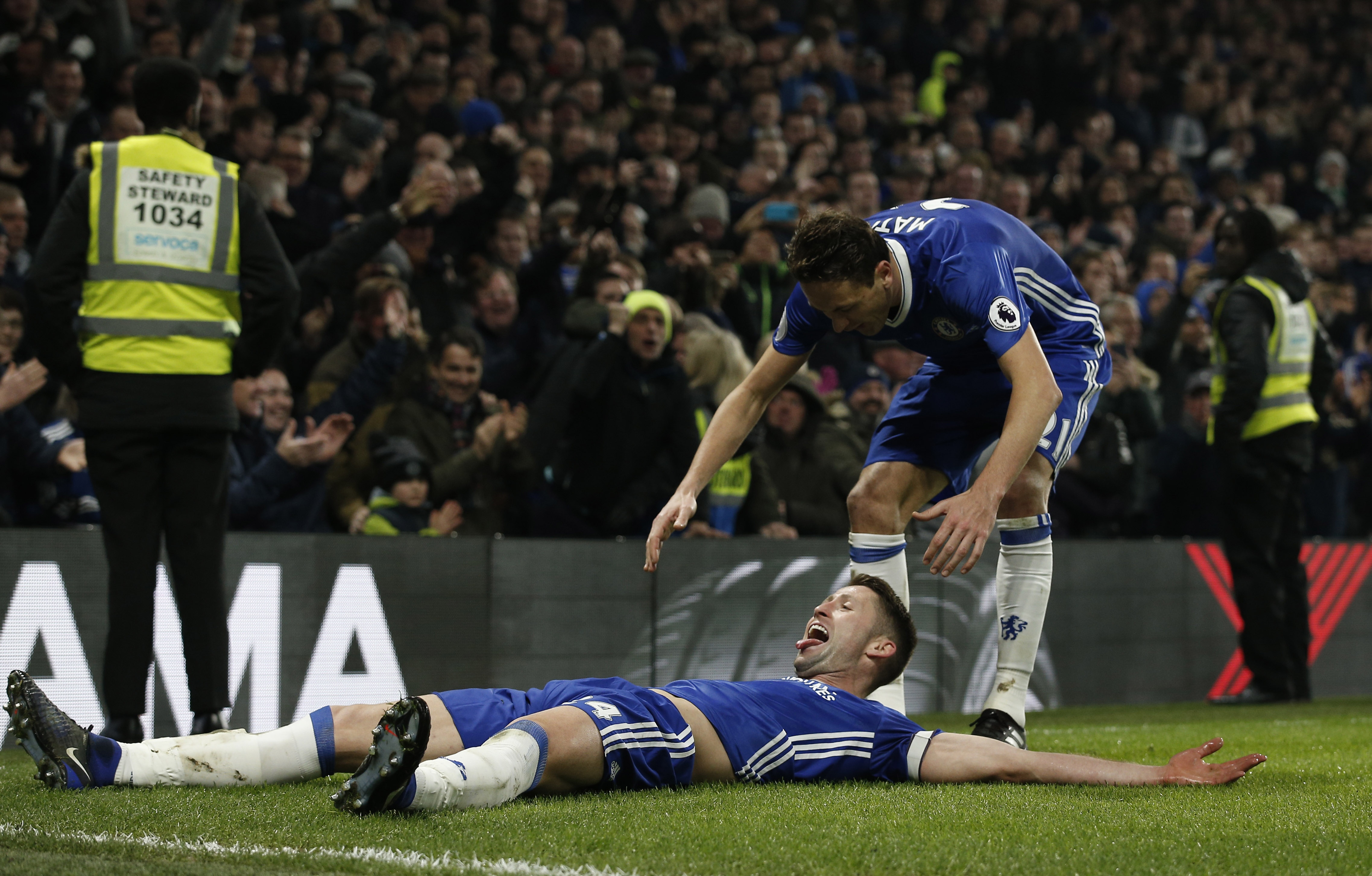 Cau thu Hull bi nut so anh 6