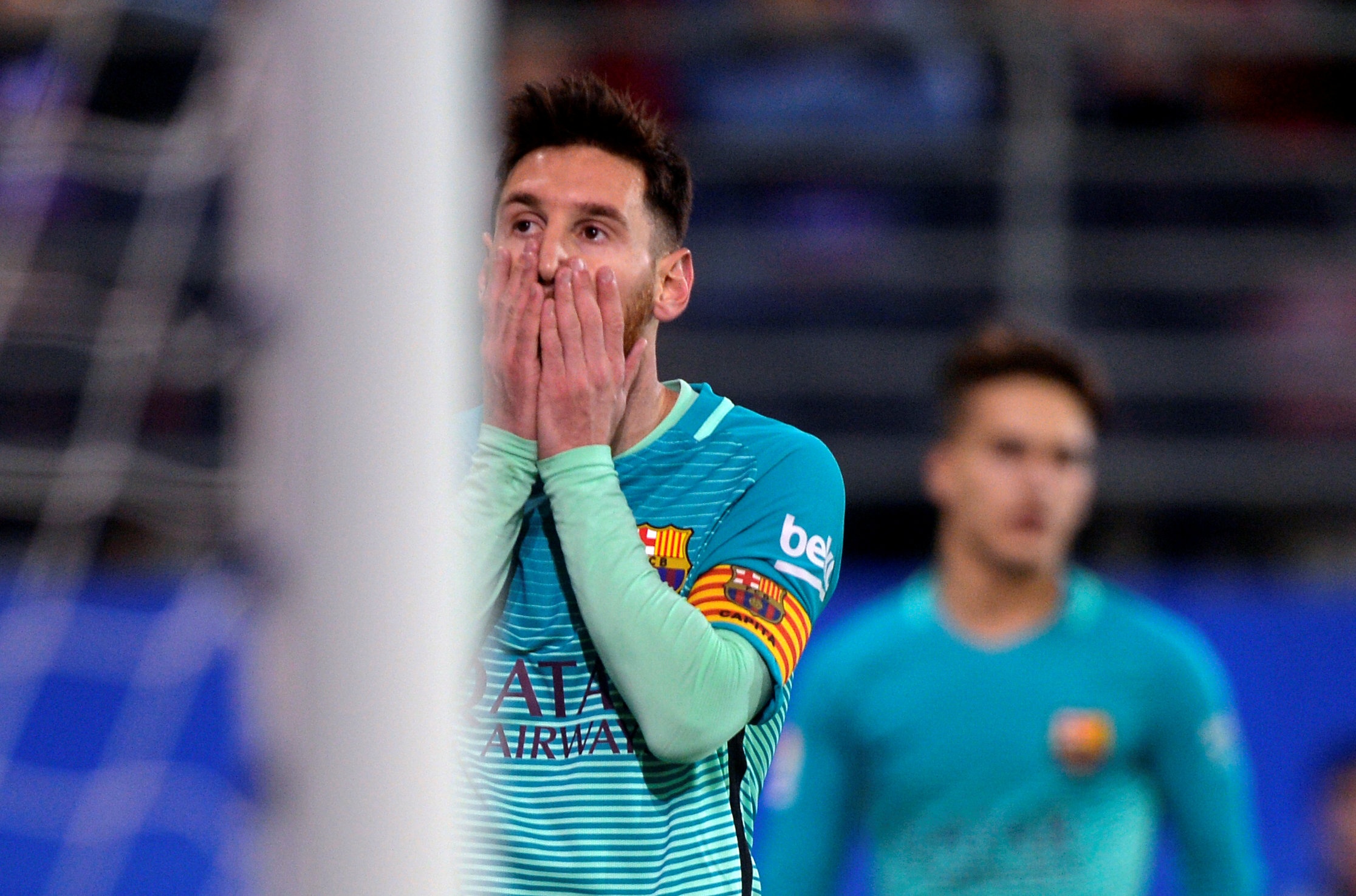 Tran Eibar vs Barcelona anh 4