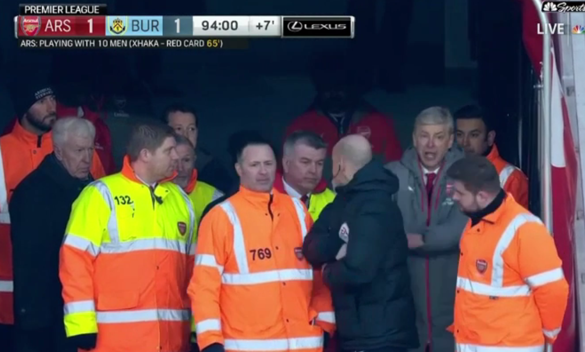 HLV Wenger day trong tai khi bi duoi khoi san hinh anh