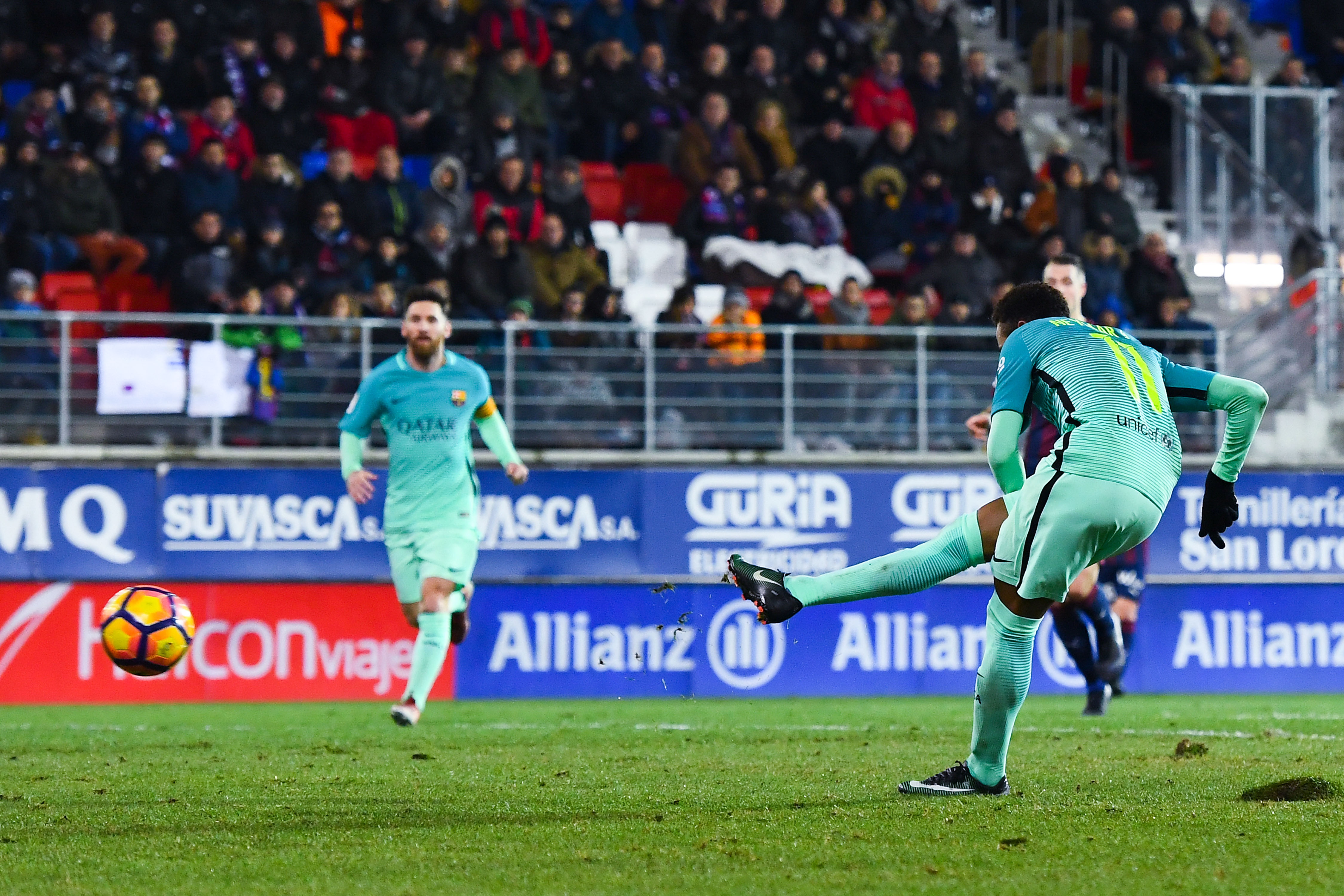 Tran Eibar vs Barcelona anh 8