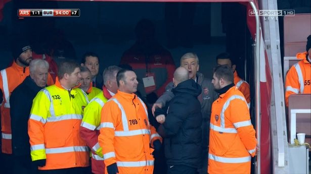 HLV Wenger đẩy trọng tài ảnh 1 HLV Wenger day trong tai anh 1